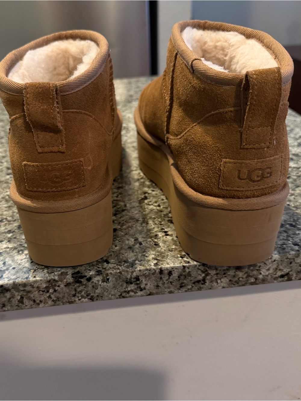 Brand newUGG Platform Short Shearling Boot in Chestnut Brown size 8
